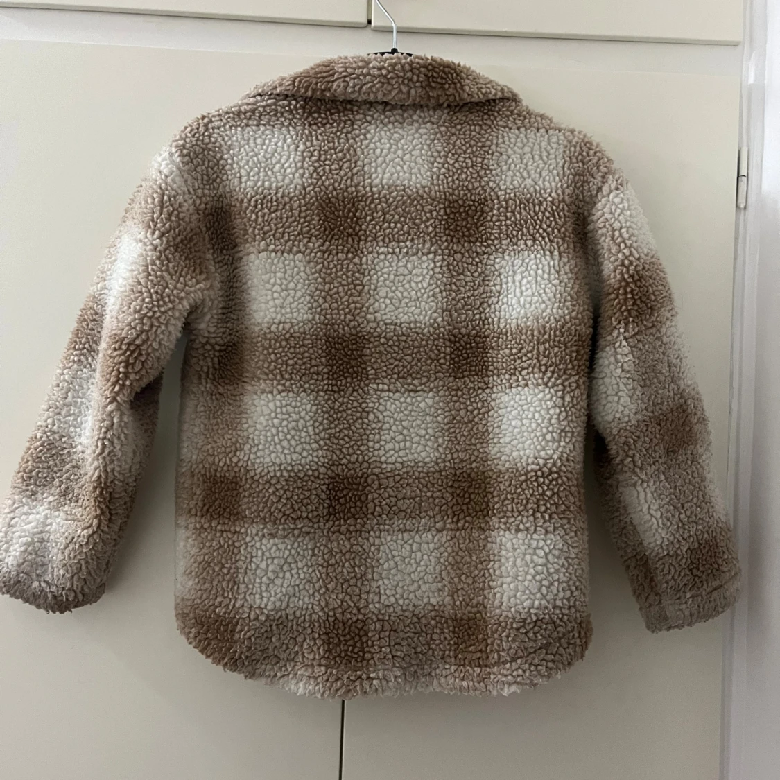 Rutig teddyjacka från Skill, beige/vit - 1