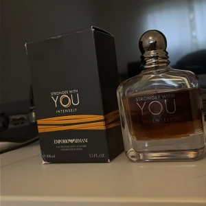 Stronger With You Intensely 100ml - Emporio Armani Stronger With You Intensely, 100 ml Eau de Parfum. Snygg och modern doft i stilren flaska, perfekt för dig som vill sticka ut med en exklusiv touch.