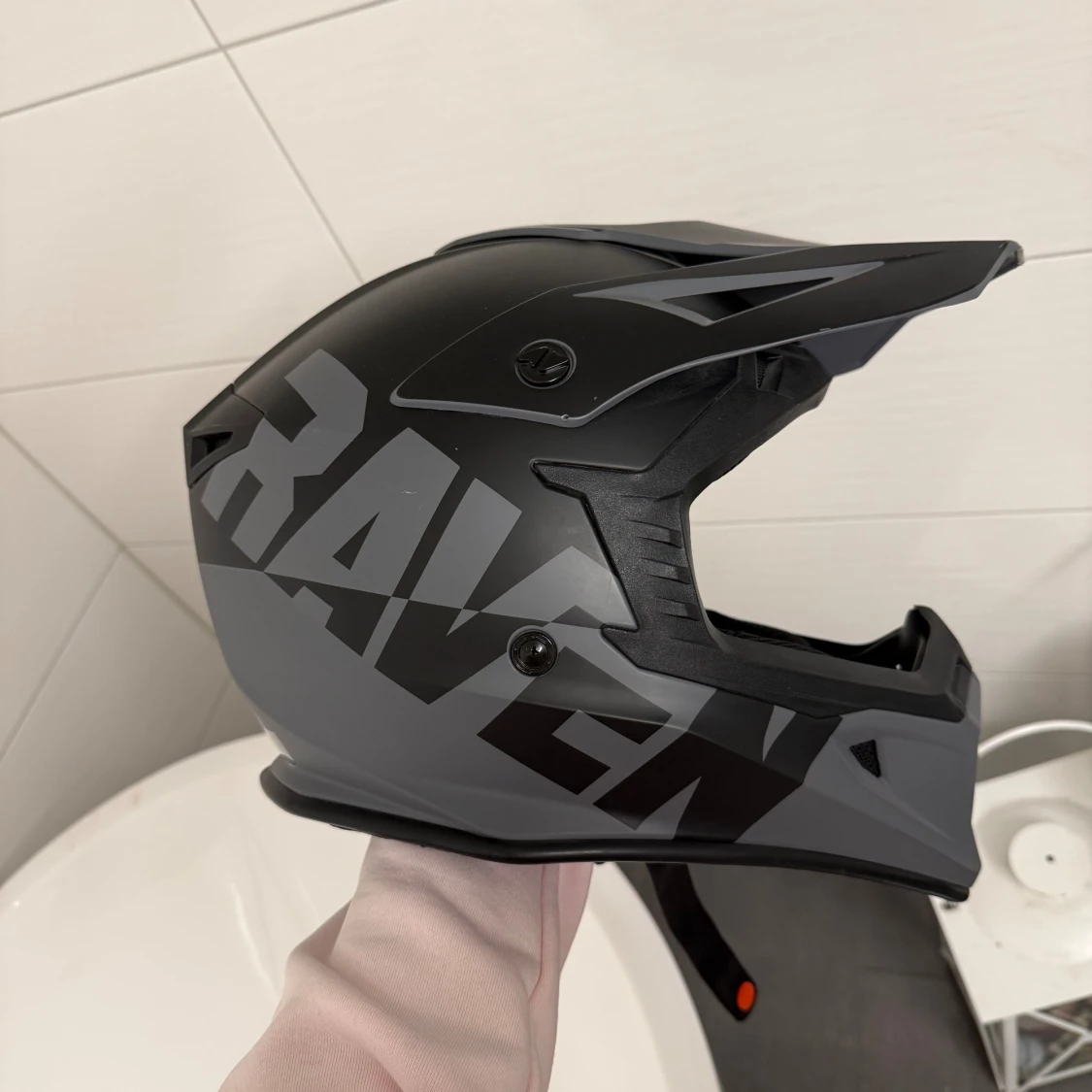 Raven crosshjälm svart grå - 1