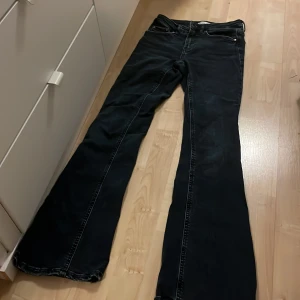 Mörkblå lågmidjade bootcut jeans  - Mörkblå jeans från ginatricot. Midjemått: 32cm Innerbenslängd: 78cm.                                       Lågmidjade/mid. Mörkblå jeans från Gina Perfect Jeans i storlek 32. De är bootcut/flare. Endast använda ett fåtal gånger och är i mycket bra skick. Nypris 499kr