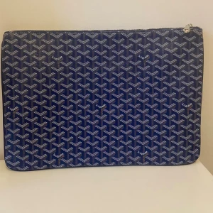 Dator väska  - Säljer denna datorväskan som har storlek 48cm*28cm. Den är stor i storlek så det flestas datorer får plats. Vid köp så fraktar jag inom1-2dagar📦                                                                       Pris kan även diskrueras😇