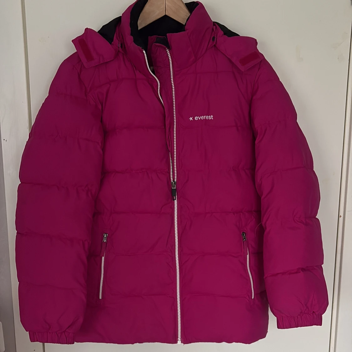 Rosa pufferjacka från Everest