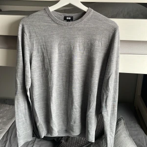 Grå stickad tröja från Uniqlo - Snygg grå stickad tröja från Uniqlo i storlek S. Perfekt för hösten och vintern. Skick 9/10 endast använd en gång.