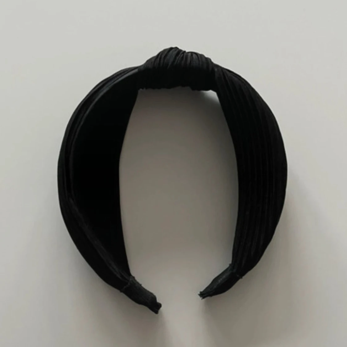 Svart ribbat diadem med knut