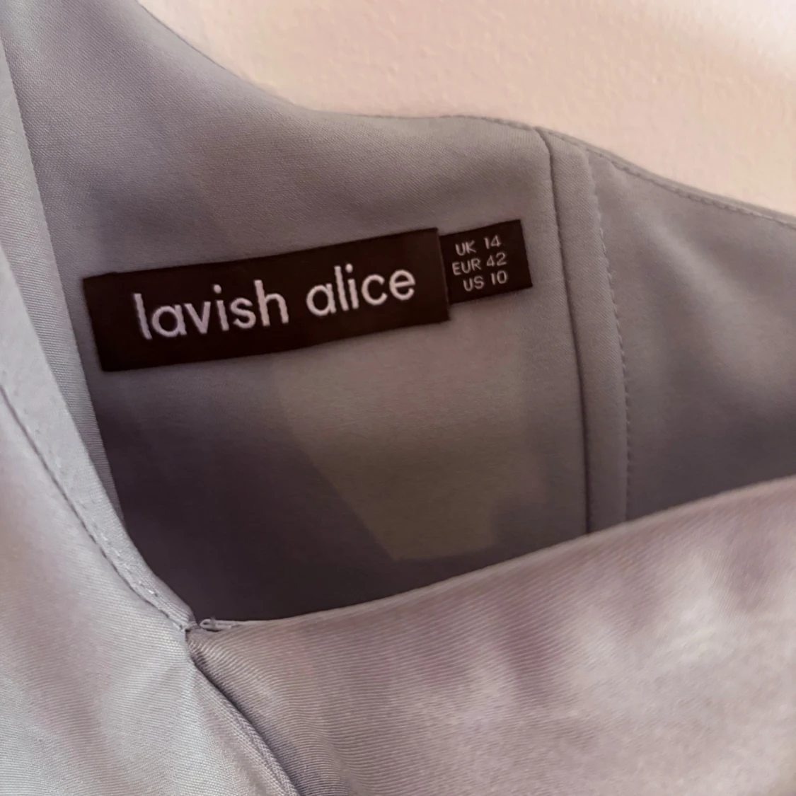 Ljusgrön oneshoulder klänning Lavish Alice - 1