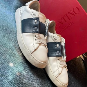 Valentino Open skor navy blue  - Jag säljer ett par valentino open skor navy blue i storlek 38, som är i bra skick. Om du har några frågor fråga gärna!?😉