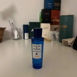 Acqua di Parma Arancia di Capri - Fräsch och stilren parfym från Acqua di Parma, perfekt för dig som vill sticka ut med en modern vibe. Snygg blå flaska och smidig att ta med. Upptäck känslan av Medelhavet varje dag!