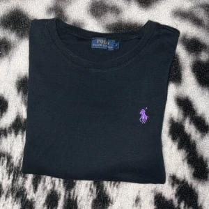 Svart långärmad tröja Polo Ralph Lauren - Svart långärmad tröja från Polo Ralph Lauren i mjuk bomull. Super bra, perfekt till hösten och vintern. Priset kan diskuteras.