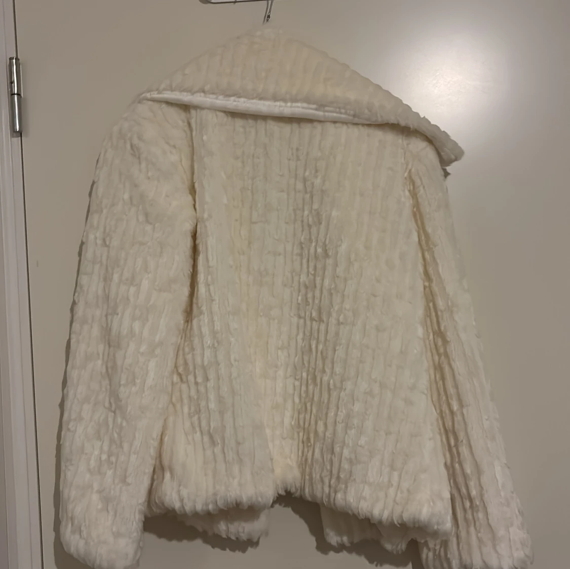 Vit pälsjacka från Khawam - 2