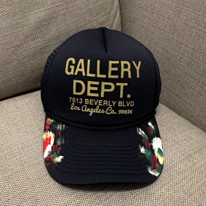 Gallery dept keps  - Säljer denna mycket snygga gallery dept kepsen. Aldrig använd! 10/10! Perfekt för archive stil. Hör av dig vid frågor. Öppen för byten.  