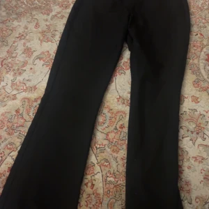 Svarta bootcut kostym byxor från Bik Bok - Svarta kostym byxor från bikbok i storlek 36. Säljer pga att dom är för stora för mig. 