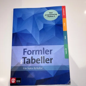 Formler och Tabeller - Perfekt för dig som pluggar matte, fysik eller kemi! Här hittar du viktiga formler och tabeller, plus programmering i Python 3. En smidig och modern bok för studenter som vill ha allt samlat på ett ställe.