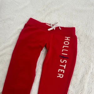 Hollister lågmidjade byxor  - Ett par byxor från Hollister i storlek S. Rakt över midjemått: ca 35cm. Innebenslängd: ca 74cm. Jag fraktar inom 24h. Se liknande plagg i min profil! 