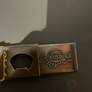 Norrlands guld bälte  - Haft det ett tag så skicket är väl sådär, men fungerar som det ska och håller byxorna uppe. Cirka 115cm långt