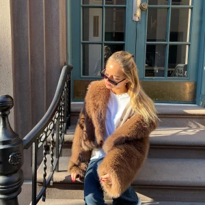 Brun pälsjacka  - Säljer en snygg brun pälsjacka från Zara. Den har en klassisk design med långa ärmar och en bekväm passform. 