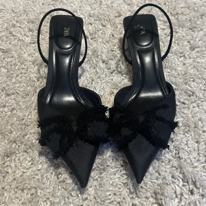 Svarta klackskor  - Snygga svarta klackar från Zara med spetsig tå, låg klack och smal rem runt hälen, de är i storlek 38 och är nästan helt oanvända🫶🏼