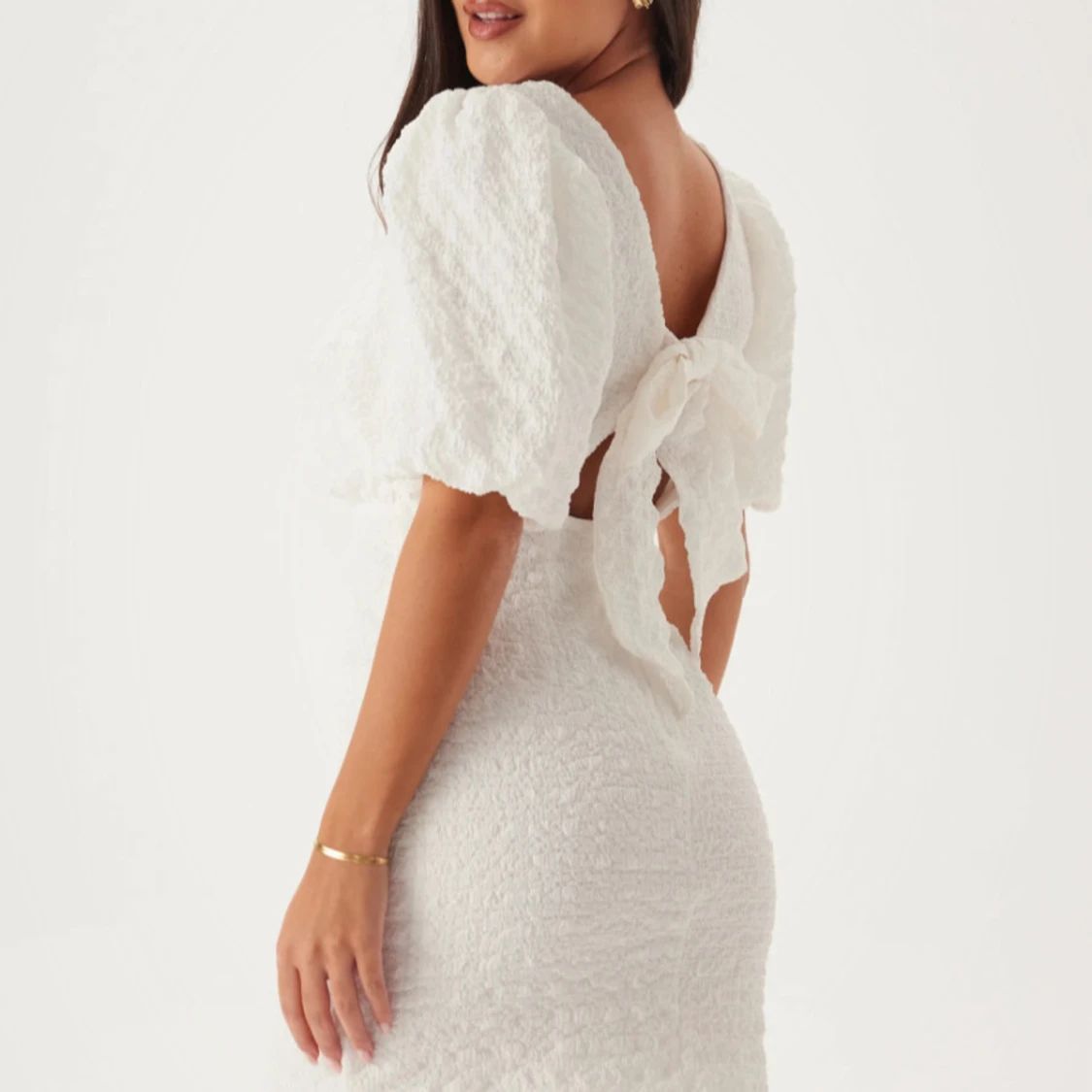 Vit kort klänning med puffärm och rosett - 1