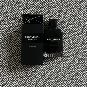 Givenchy Gentleman Eau de Parfum - Givenchy Gentleman Eau de Parfum. 80 ml kvar ungefär, Tillverkad i Frankrike. Snygg och modern doft för dig som vill sticka ut! Nypris 1.5k mitt pris 799kr