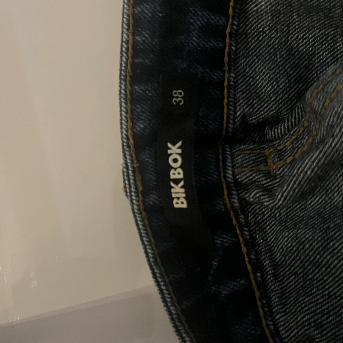 Mörkblå denimshorts från Bik Bok - 2