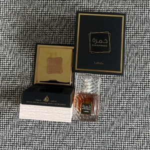 Lattafa Khamrah Eau de Parfum - Khamrah från Lattafa är en Eau de Parfum på 90 ml kvar ungefär, tillverkad i Förenade Arabemiraten. Snygg förpackning och modern design, perfekt för dig som vill sticka ut med din stil. 
