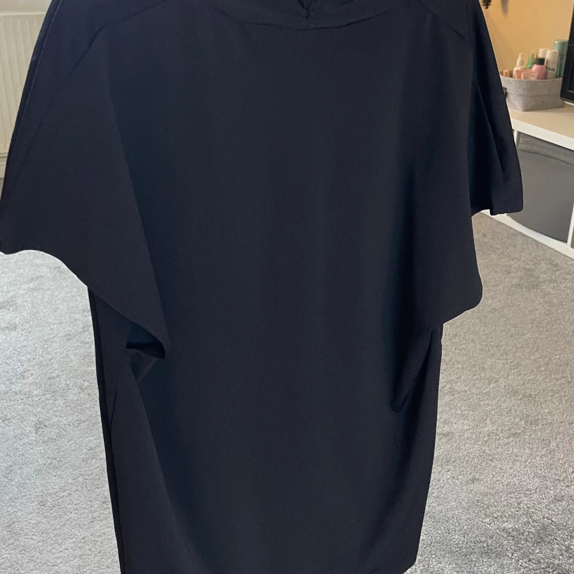 Svart kortklänning med v-ringning - 1