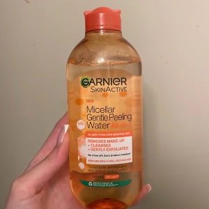 Garnier Micellar Gentle Peeling Water - Garnier SkinActive Micellar Gentle Peeling Water All-in-1 är en genomskinlig rengöring.  Tar bort smink, rengör och exfolierar skonsamt. Innehåller 1% PHA och glykolsyra. Passar alla hudtyper, även känslig hud. 400 ml. 