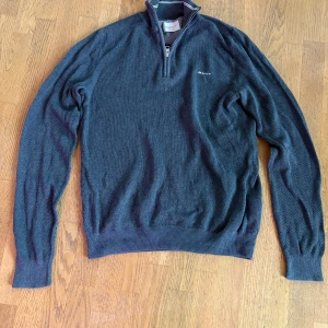 Gant Half-zip sweater - En half-zip tröja från Gant, har använts lite men har inga defekter. Står storlek S men passar likaväl som M då den har en luftig passform. Säljer då jag inte använder den längre. Priset kan diskuteras