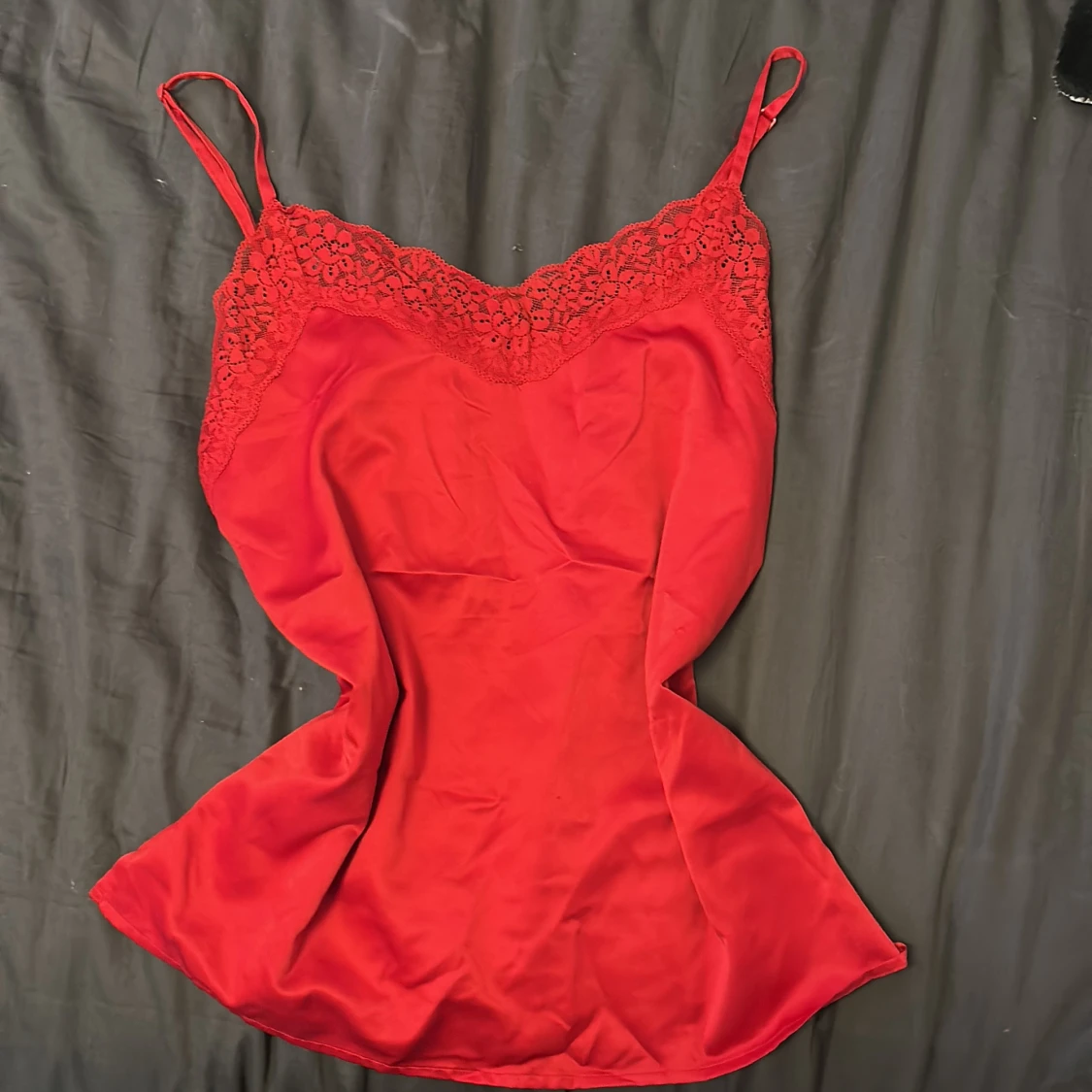 Röd spetslinne från Tezenis