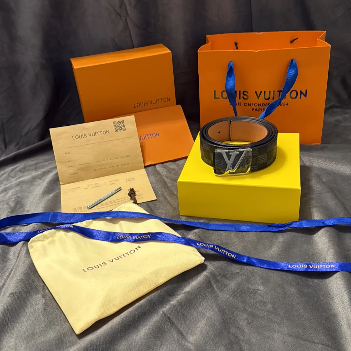 L och V rutig skinnbälte svart