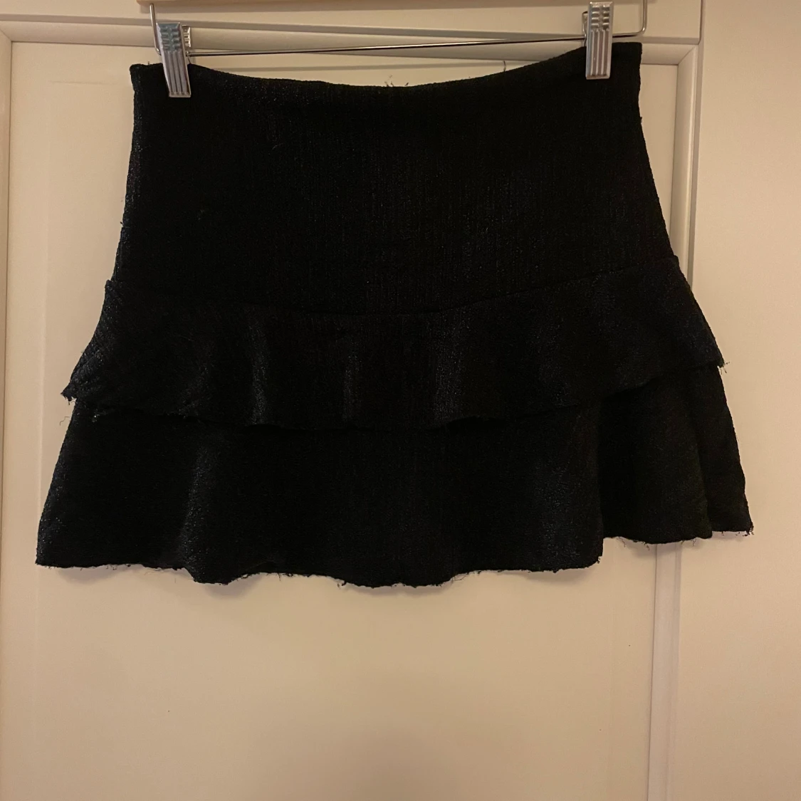 Svart glittrig volangkjol från Missay