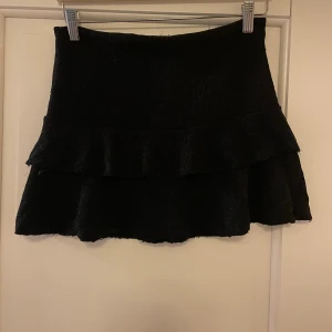 Svart glittrig volangkjol från Missay - Snygg kortkjol från Missay med glittrigt tyg, pris kan diskuteras. 