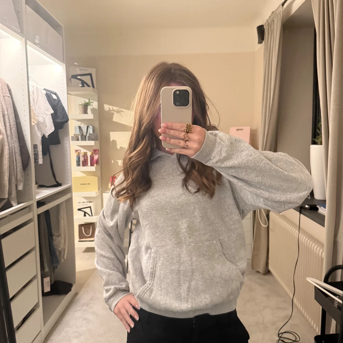 Grå hoodie från H&M med huva