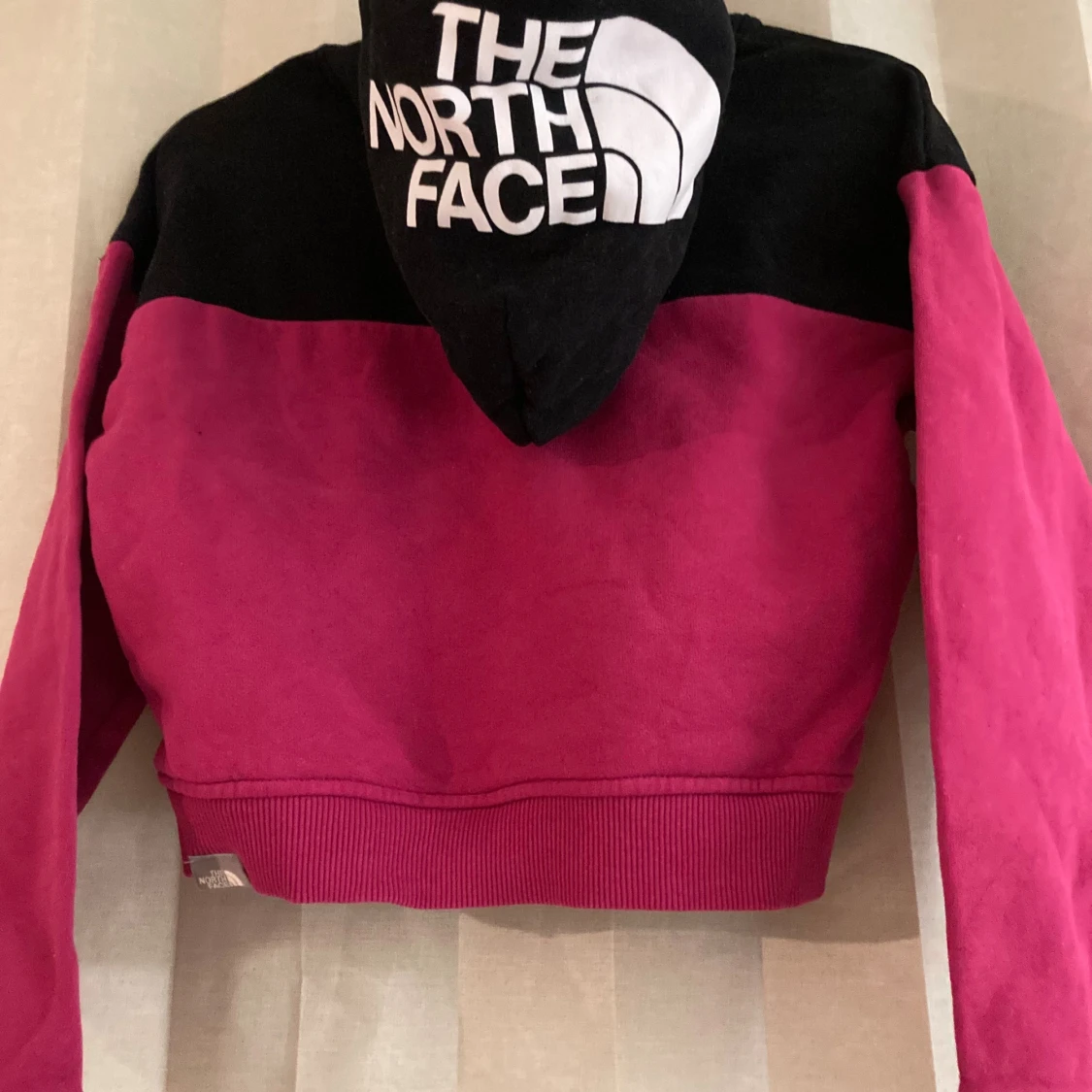 Svart och cerise hoodie från The North Face