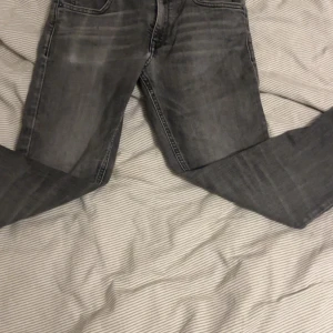 Grå Replay jeans med raka ben - Säljer ett par grå replay jeans väldigt feta ny pris är 899kr på kidsbrandstore där storleken var 12-14 år men den passar alla från 160-168 perfa