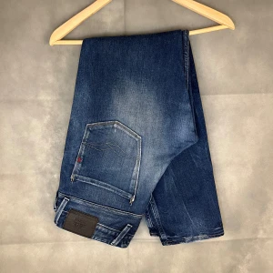 Replay Anbass jeans 33/30 - Säljer ett par feta replay anbass jeans i storlek W33/L30, jeansen är i fint skick. Hör gärna av dig vid frågor eller funderingar!