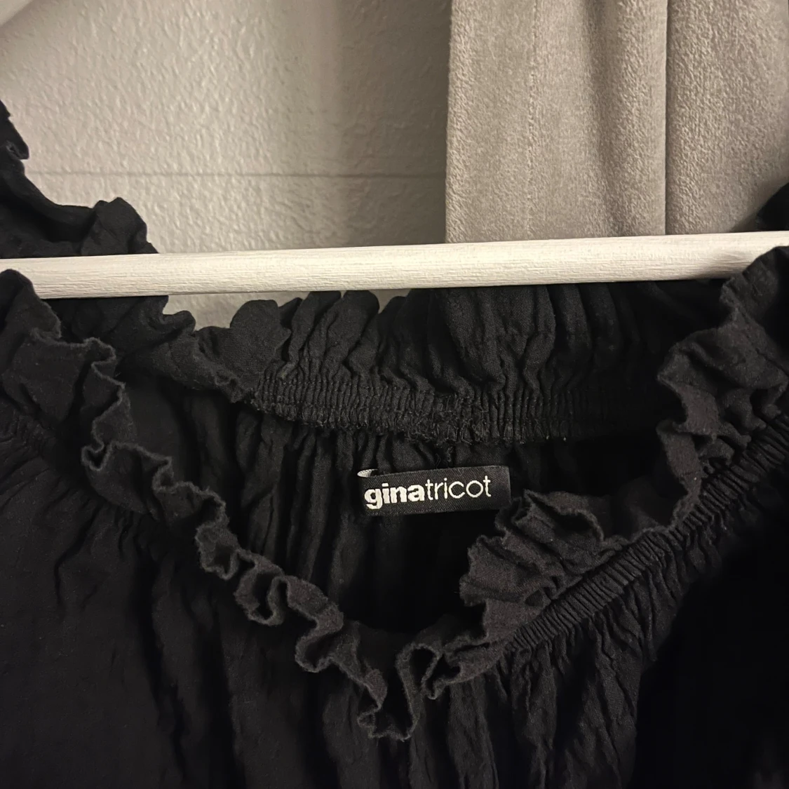 Svart offshoulder blus från Gina Tricot - 1