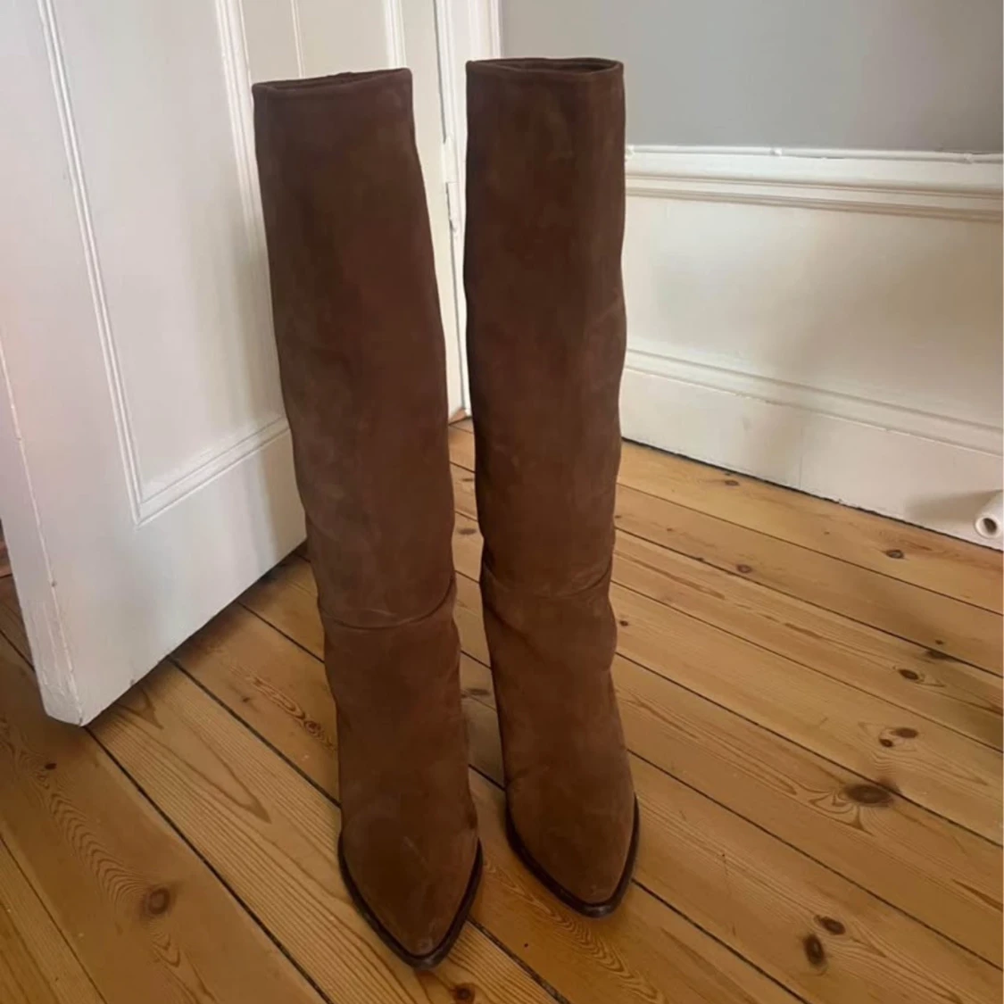 Bruna höga mockastövlar med klack - 2