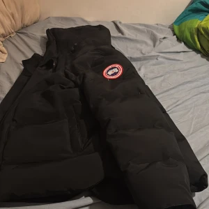 Canada gode jacka  - Jag säljer en Canada gose jacka som är i bra skick med svart färg, med en röd logga som det står Canada gose på. Den är inte andvänd en enda gång 