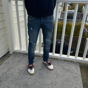Jeans från Jack and Jones W31/L30 - As feta blåa jeans från Jack and Jones. Jätte snygga blåa revor. Mycket bra skick 9/10. Modell skinny liam. Storlek W31/L30. 😀