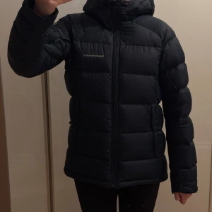 Jacka från Peak Performance - Säljer en jacka från Peak Performance med huva och dragkedja . Perfekt för vintern och enkel att matcha med allt. Jackan är mörkblå men ser mer svart ut på bilden. Den är i väldigt bra skick och är använd fåtal gånger!💕💕Det är bara att höra av sig om man har någon fråga.