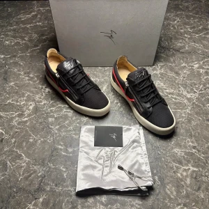 Giuseppe Zanotti - Säljer ett par otroligt snygga skor från det exklusiva italienska märket Giuseppe Zanotti. Skorna är i mycket bra skick, skulle säga ungefär 9,5/10 och är byggda med otrolig kvalité så dom kommer vara länge i din garderob! Nypris ligger på ungefär 6-7000kr men vi säljer våra för endast 2199 och kan gå ner i pris vid snabb affär!