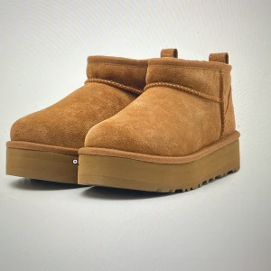 Uggs - Säljer mina classic ultra mini platform-chestnut i strl 38. Ser i princip helt nya ut. Skriv privat för riktiga bilder🤗priset ligger på 1200kr inkl frakt🥰