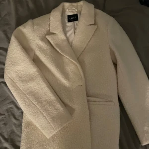 Vit teddyrock - Säljer en snygg vit teddyrock från ONLY i storlek XL. Jackan har klassisk krage, raka ärmar och stängs framtill. Den är tillverkad i ett mjukt teddy-material som ger en trendig och mysig look. Perfekt inför hösten. Säljer pga den inte används längre, skriv vid frågor eller intresse 🥰