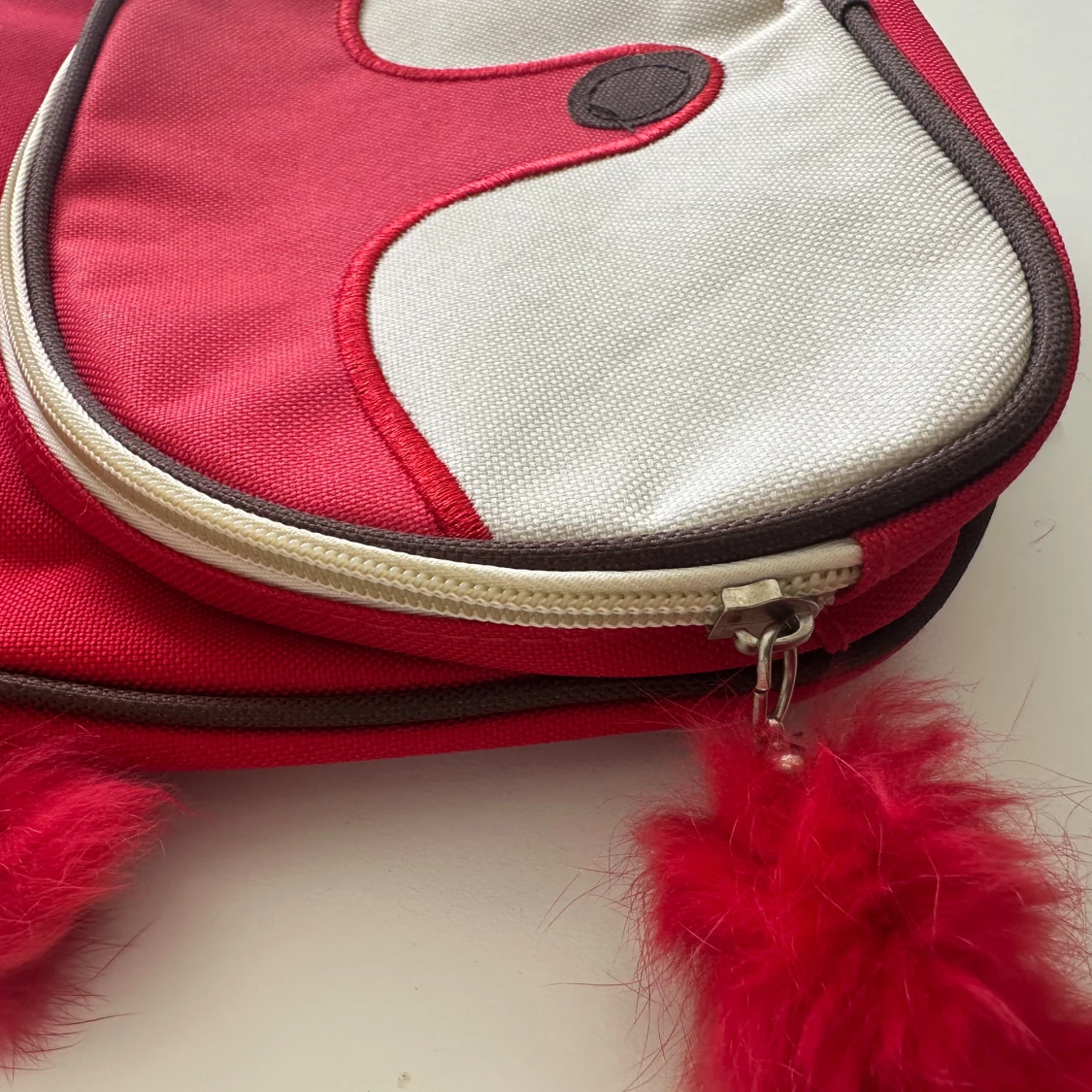 Röd ryggsäck med rävmotiv och fluffiga detaljer - 3