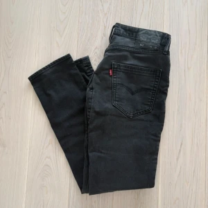 Levi's 511 svarta jeans W31 L32 - Tja, säljer ett par snygg jeans från Levis. Storlek W31 L32 och i toppen skick. Skriv till mig vid minsta fundering. Mvh Marius 😁