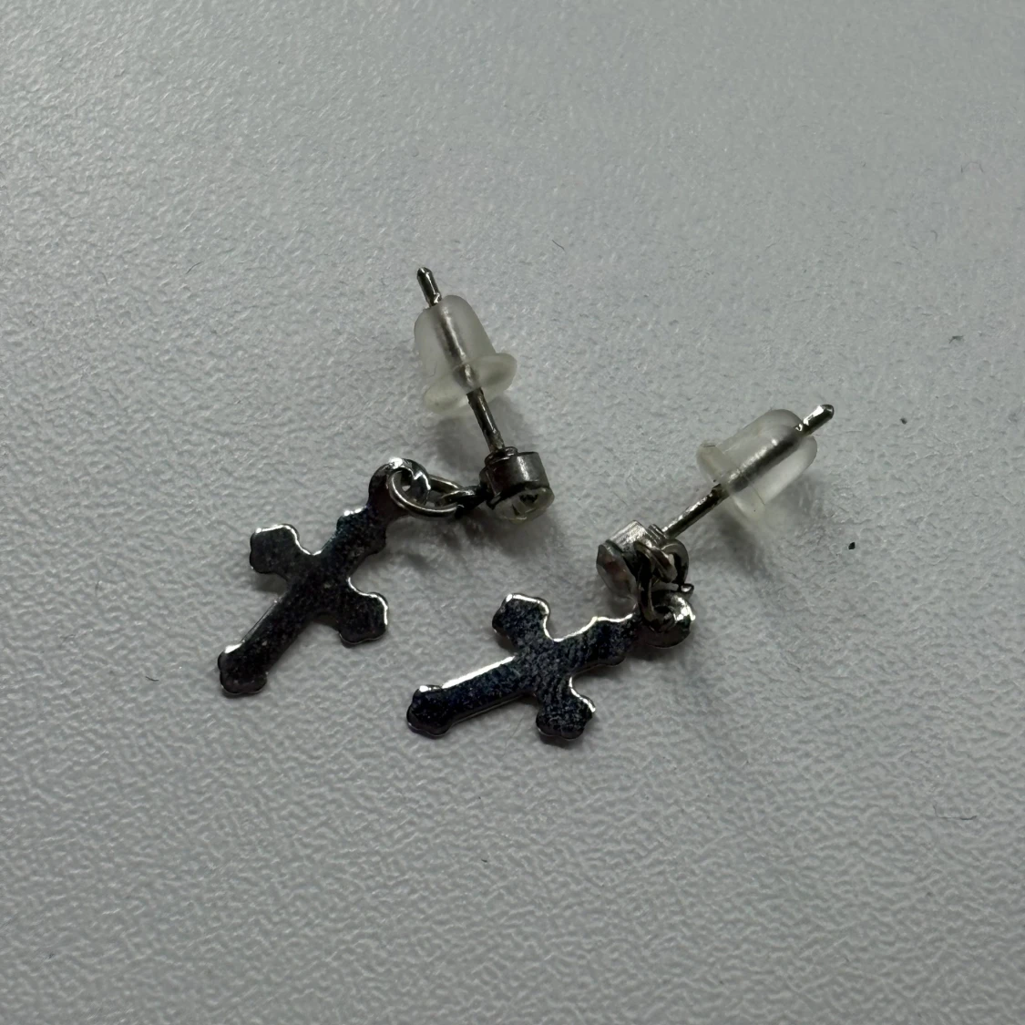 Silvriga korsörhängen med sten