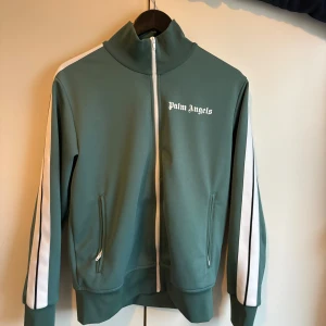 Palm angels tröja  - Säljer denna mycket fina Palm angels tröjan. Är i mycket bra skick, använd fåtal gånger.