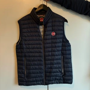 Colmar väst - Säljer denna fina colmar västen. Den är i mycket bra skick, tunt material.