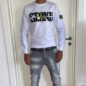 Stone Island tröja strl XS vit  - Helt ny. Fin replika med grym kvalitet. Modellen är 175cm bär storlek Xs på bilden. Pris : 699kr. Först till kvarn som gäller. Skickas direkt inom 24h