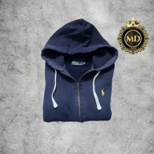 Polo Ralph Lauren hoodie  - Marinblå hoodie från Polo Ralph Lauren med dragkedja, huva och vita snören. Klassisk gul broderad logga på bröstet och mjukt bomullsmaterial. Perfekt för chill dagar och snygg streetstil. Tröjan är i mycket bra skick, skriv vid frågor eller mer bilder⚜️